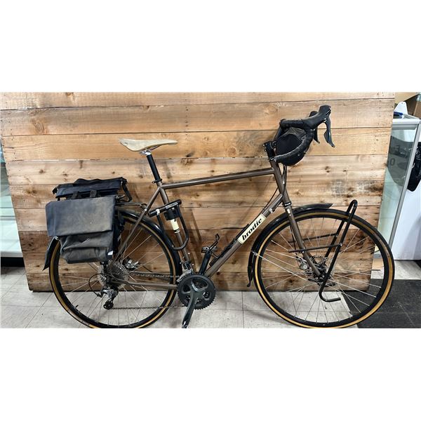 BRODIE CLAN VITAL 24 SPEED BIKE WITH ROSWHEEL SADDLEBAGS & EVO HANDLEBAR POUCH