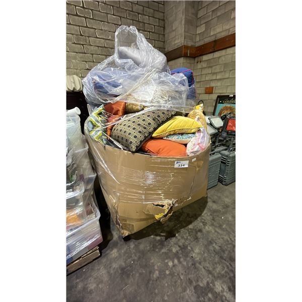 PALLET OF ASSORTED CUSHIONS & THROW PILLOWS: *MUST TAKE ALL ON PALLET*