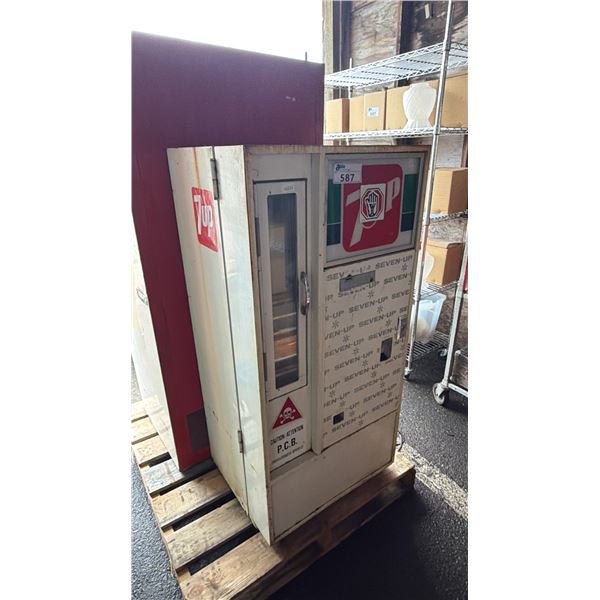 VINTAGE 7UP VENDING MACHINE