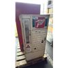 Image 2 : VINTAGE 7UP VENDING MACHINE
