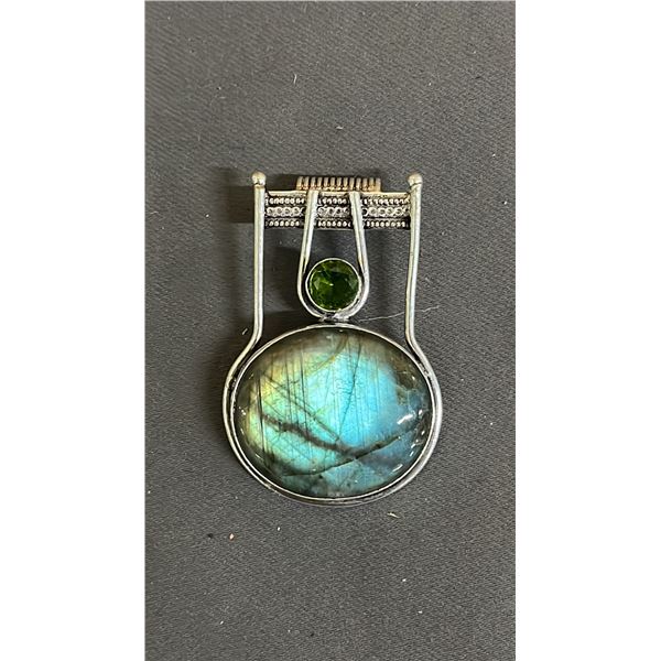 .925 SILVER PENDANT WITH OVAL LABRADORITE GEMSTONE & ROUND CUT GREEN GEMSTONE