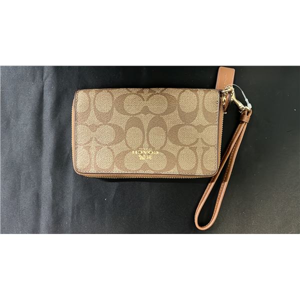 *NEW WITH TAGS* COACH SIGNATURE DOUBLE ZIPPERED WRISTLET