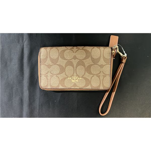 *NEW WITH TAGS* COACH SIGNATURE DOUBLE ZIPPERED WRISTLET