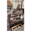 Image 2 : PALLET OF ASSORTED SET DEC: DECORATIVE LANTERNS, PICTURE FRAMES, WICKER BASKETS & MORE - *MUST TAKE