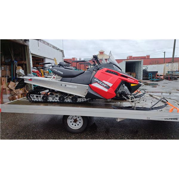 2014 POLARIS INDY S15CR5BSL, SNOWMOBILE, BLACK & RED, VIN SN1CR5BS5FC528944,