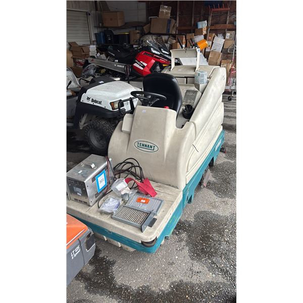 TENNANT 7200 RIDE-ON FLOOR SCRUBBER WITH KEYS, ASSORTED NEW PARTS & CHARGER - 1,014 HOURS