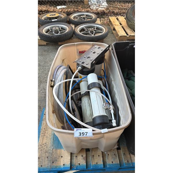 TOTE CONTAINING A REVERSE OSMOSIS WATER FILTRATION SYSTEM
