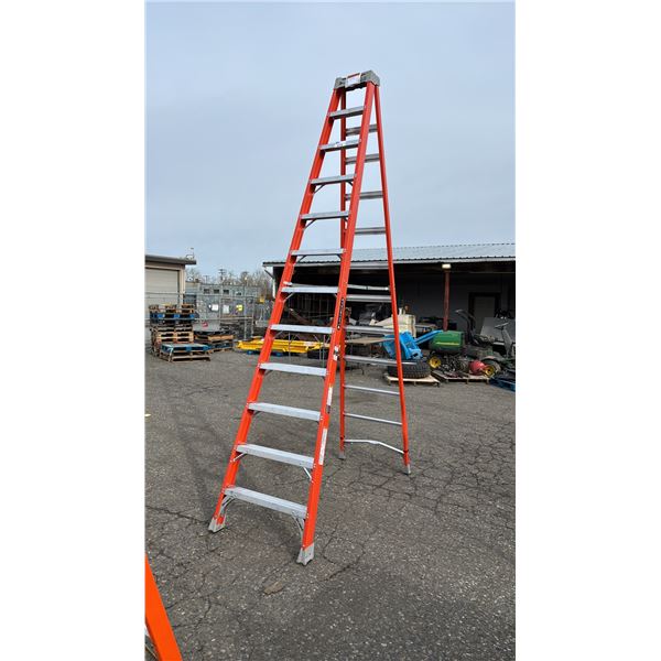 LOUISVILLE 12' ALUMINUM STEP LADDER (SOME DAMAGE ON STEPS & STABILITY RUNGS)