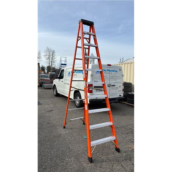 STURDY EXTRA HEAVY DUTY 10' FIBERGLASS STEP LADDER (SOME DAMAGE ON STABILITY RUNGS)
