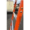 Image 5 : STURDY EXTRA HEAVY DUTY 10' FIBERGLASS STEP LADDER (SOME DAMAGE ON STABILITY RUNGS)