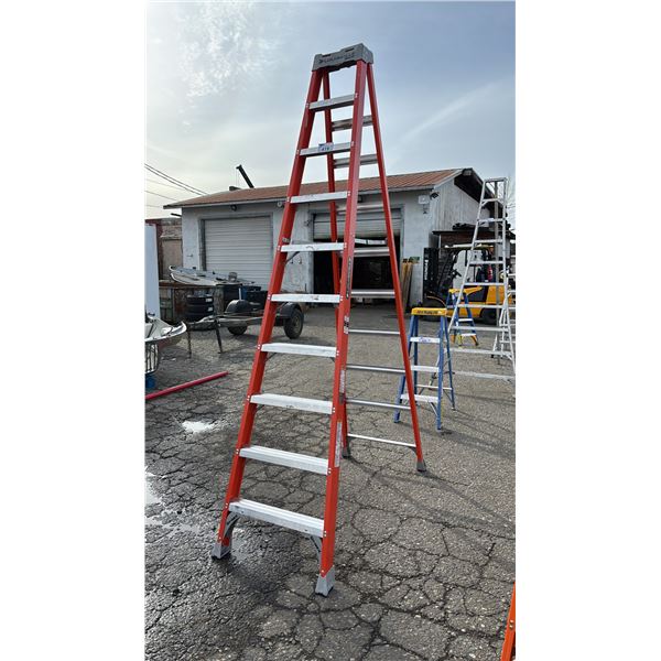 LOUISVILLE 10' ALUMINUM STEP LADDER (MINOR DAMAGE ON TOP STEP)