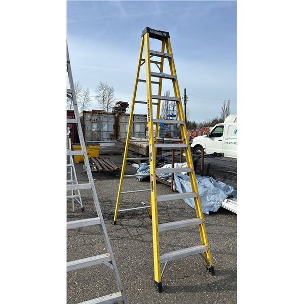 FEATHERLITE 10' FIBERGLASS STEP LADDER