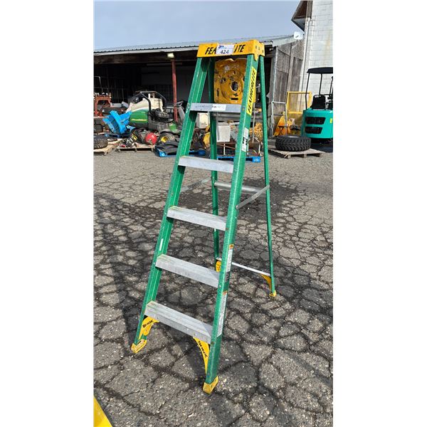 FEATHERLITE 6' FIBERGLASS STEP LADDER