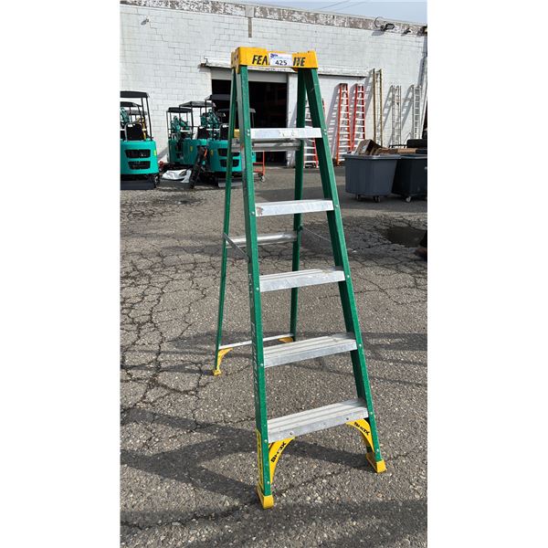 FEATHERLITE 6' FIBERGLASS STEP LADDER