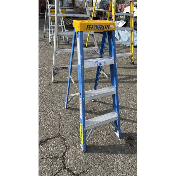 FEATHERLITE 4' FIBERGLASS STEP LADDER