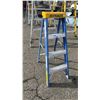 Image 1 : FEATHERLITE 4' FIBERGLASS STEP LADDER