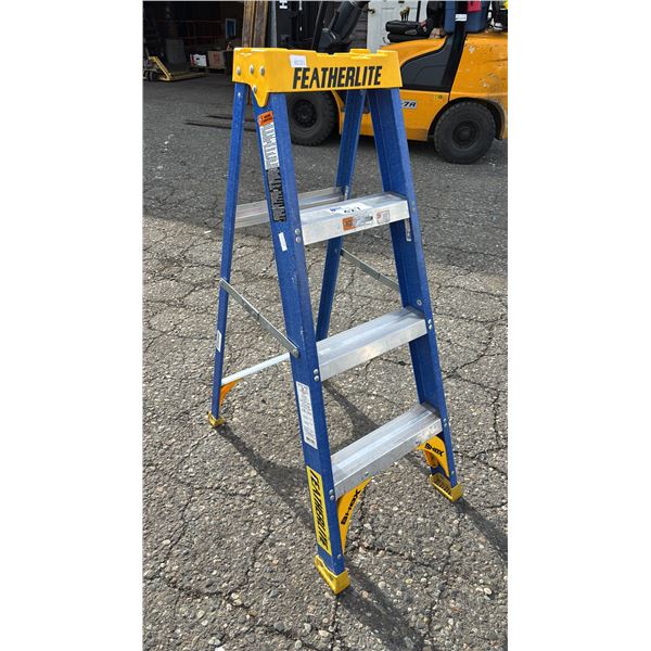 FEATHERLITE 4' FIBERGLASS STEP LADDER