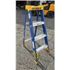 Image 1 : FEATHERLITE 4' FIBERGLASS STEP LADDER