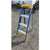 Image 2 : FEATHERLITE 4' FIBERGLASS STEP LADDER