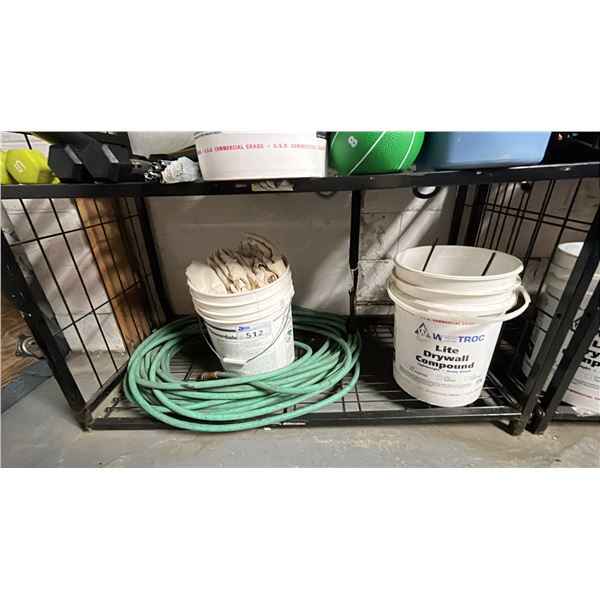 SHELF OF ASSORTED ITEMS INCLUDING; GARDEN HOSE, CLIMBING ROPE & MORE
