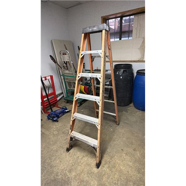 HUSKY 6' WOOD STEP LADDER