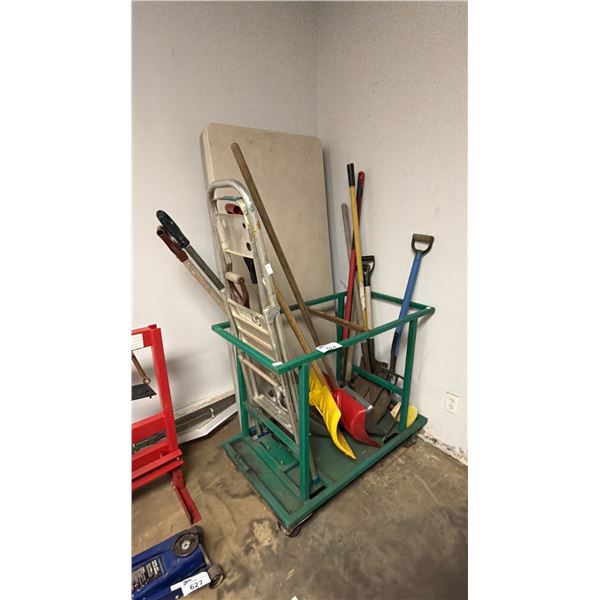 METAL ROLLING TIN WITH ASSORTED SHOVELS & A REYNOLDS 2' ALUMINUM STEPLADDER