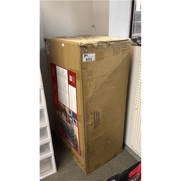 7.5' ARTIFICIAL PRE-LIT CHRISTMAS TREE IN BOX: *MISSING PARTS*