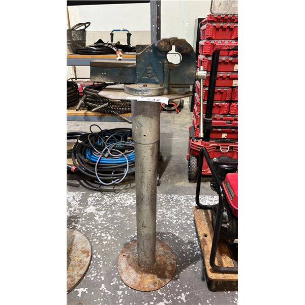 PEDESTAL MOUNTED HEAVY DUTY INDUSTRIAL BENCH VISE