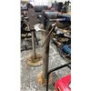 Image 2 : PEDESTAL MOUNTED HEAVY DUTY INDUSTRIAL BENCH VISE