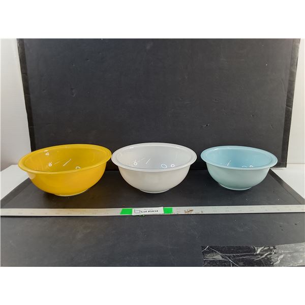 (3) Pyrex Bowls Up to 8.5"