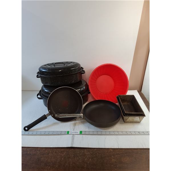 Assorted- Kitchen- Roasters w/Lids, Frying Pans, Bread Pans, Mixing Bowl - PICK UP