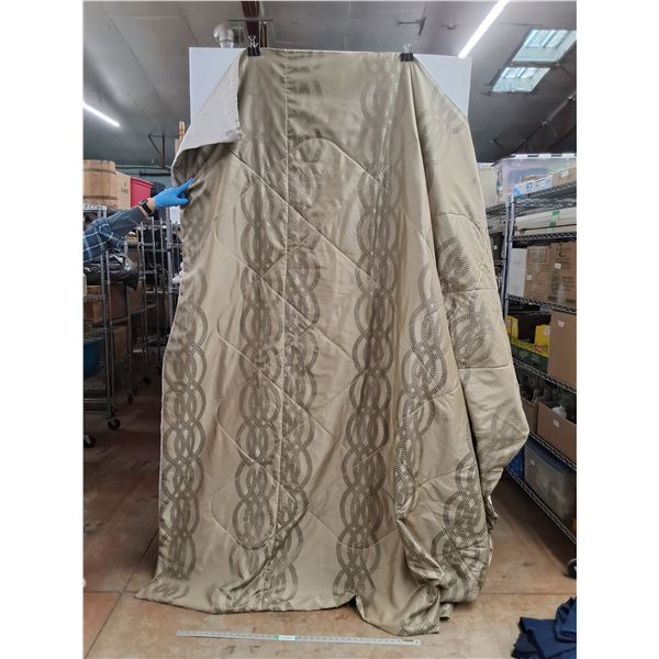 Queen Sized Comforter & (2) Blue Sheets with (2) Pillow Cases- Single Size