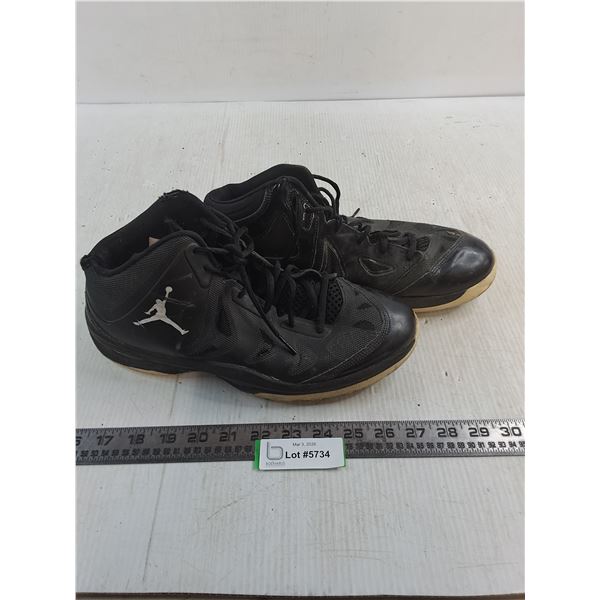 Pair of Nike Basketball Shoes - Size 10
