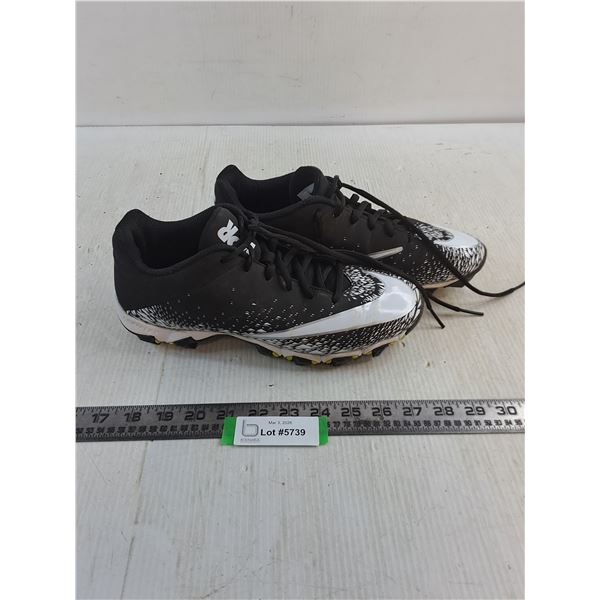 Pair of Nike "Fastflex" Soft-Cleat Field Shoes - Size 8