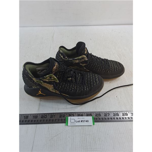 Pair of Nike "Air Jordan" - Youth Size 4