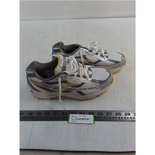 Pair of Brooks Size 8 Running Shoes