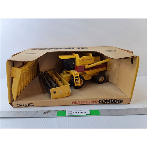 New Holland Model Combine 1:32 Scale, NIB