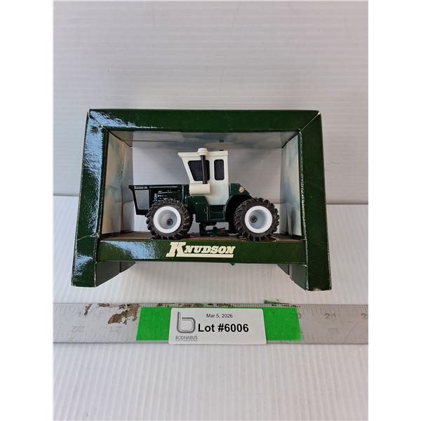 Model Knudson Tractor 1:64 Scale, NIB