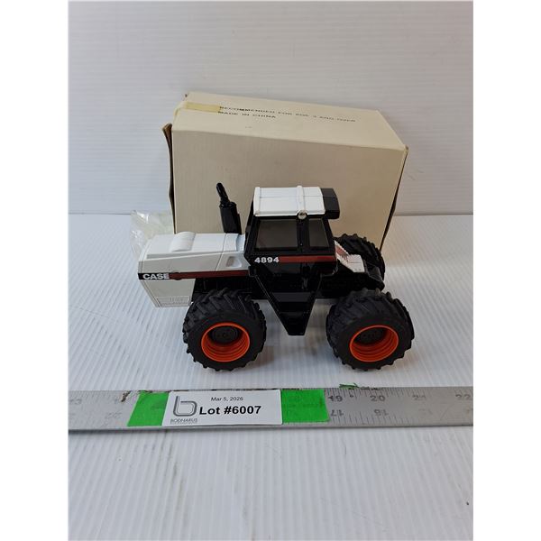 Case 4894 4WD Model Tractor 1:24 Scale, Appears NIB
