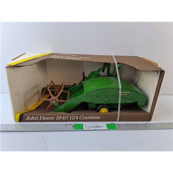 John Deere 1940 12A Model Combine 1:16 Scale, NIB