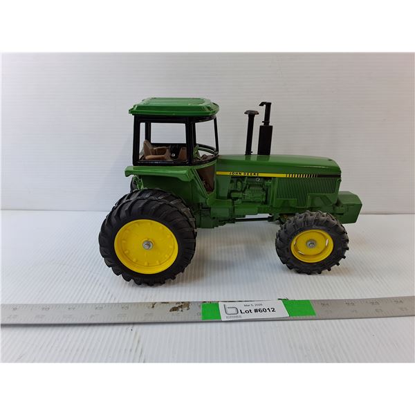 John Deere MFWD Row-Crop Tractor 1:18 Scale