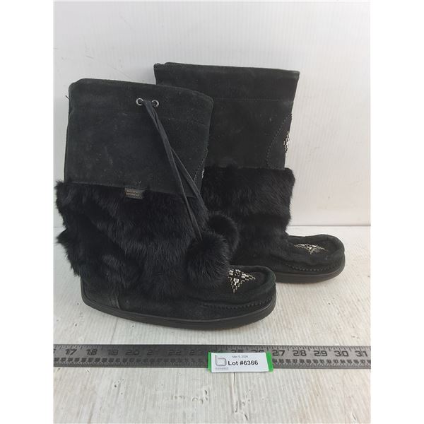 Pair of Manitobah Mucklucks - Size 9W/87