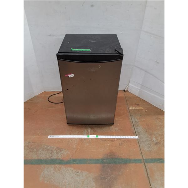 * Mini Fridge- Powers On - Cannot Ship