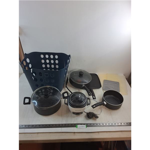 Rice Cooker - Powers On, Cook Pots, Cutting Boards, Laundry Basket - All As is - PICK UP