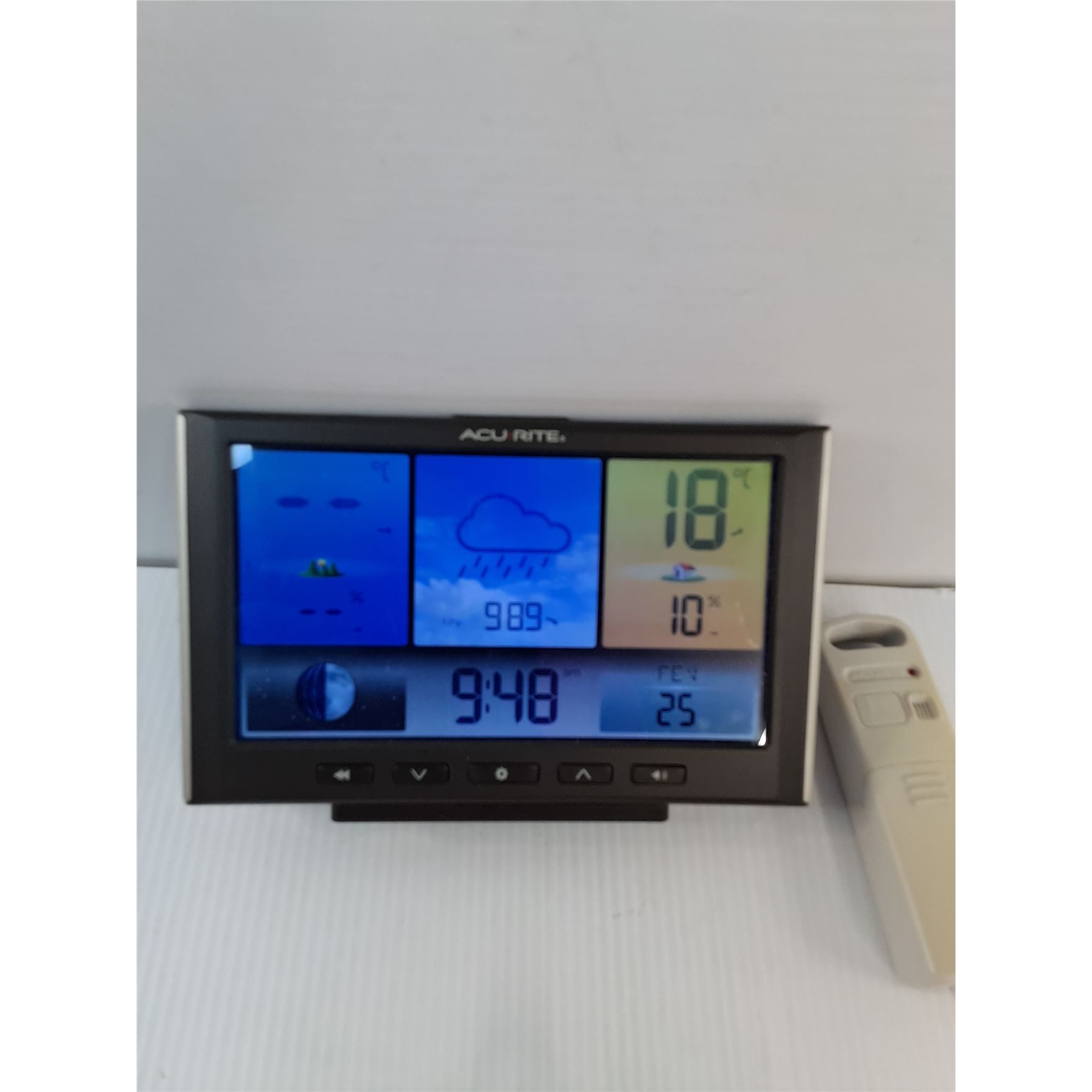 Acu Rite 13035 Acu Rite Weather Station- Powers On