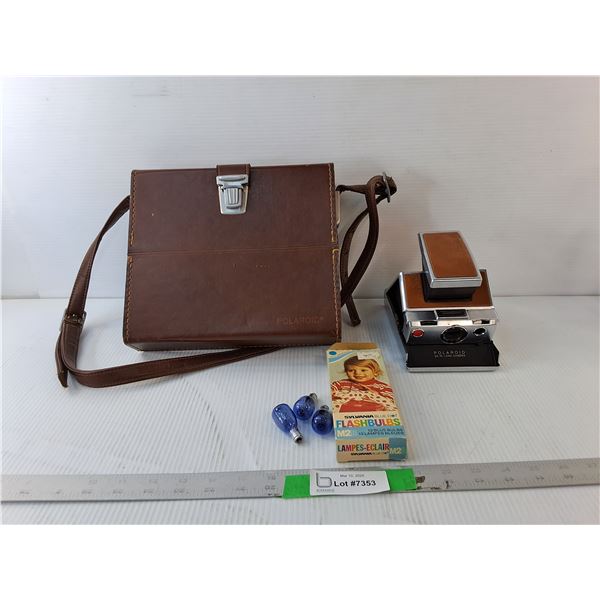 Polaroid SX-70 Land Camera- Untested, Flashbulbs & Bag