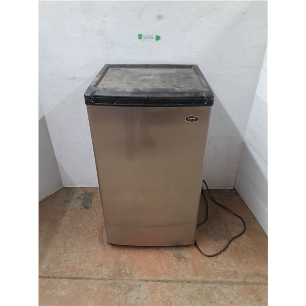 *Sanyo Stainless Steel Mini Refrigerator, 18" x 18.5" x 34", Cannot Ship, Powers On