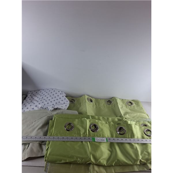 (2) Kensie Polyster Flat Sheet 94x 75",(2) Green Curtains