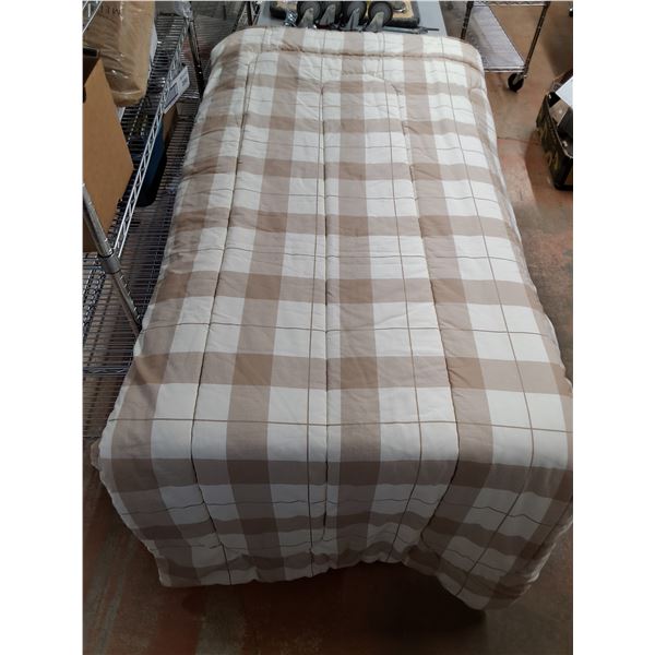 Blankets- Comforter 91" x 84" / Blue Throw 58" x 48" - PICK UP
