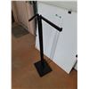 Image 4 : *Store Clothing Rack - 51"x36". Cannot Ship